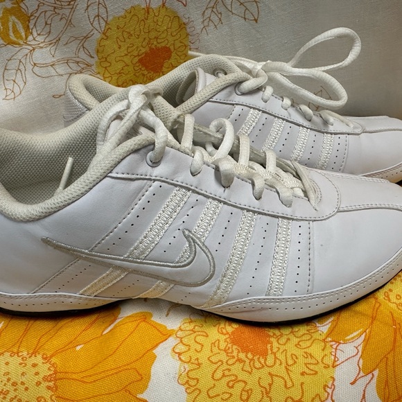 NIKE Women’s Size 8 Musique #318076-111 White Casual Training Sneakers Gymshoes - Picture 6 of 8